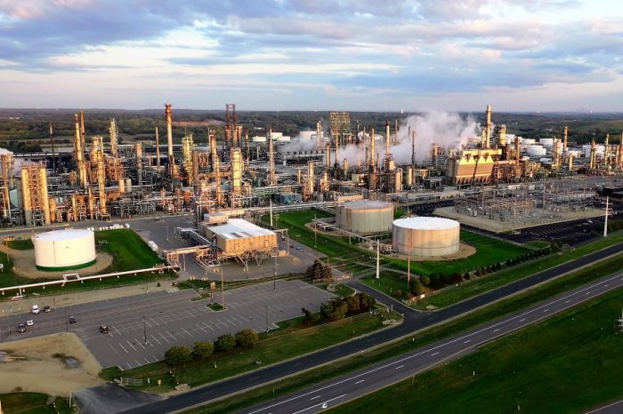 Liquefied natural gas plant: lending and financing
