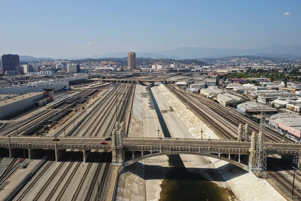 To finance large infrastructure facilities, commercial banks often create consortia, the number of members of which can number several dozen financial institutions To finance large infrastructure facilities, commercial banks often create consortia, the number of members of which can number several dozen financial institutions