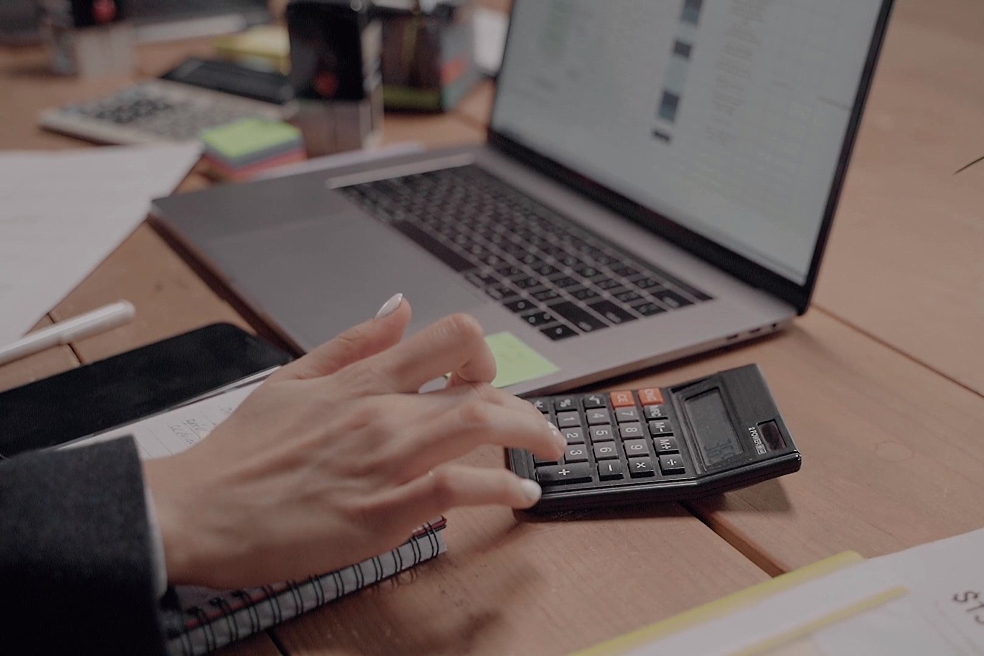 Bank guarantee helps banks to do their job by selling money profitably and receiving compensation from the principal without delay Bank guarantee helps banks to do their job by selling money profitably and receiving compensation from the principal without delay