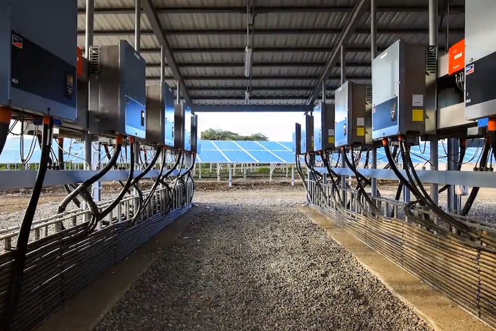 Supply of photovoltaic modules for a solar power plant Supply of photovoltaic modules for a solar power plant