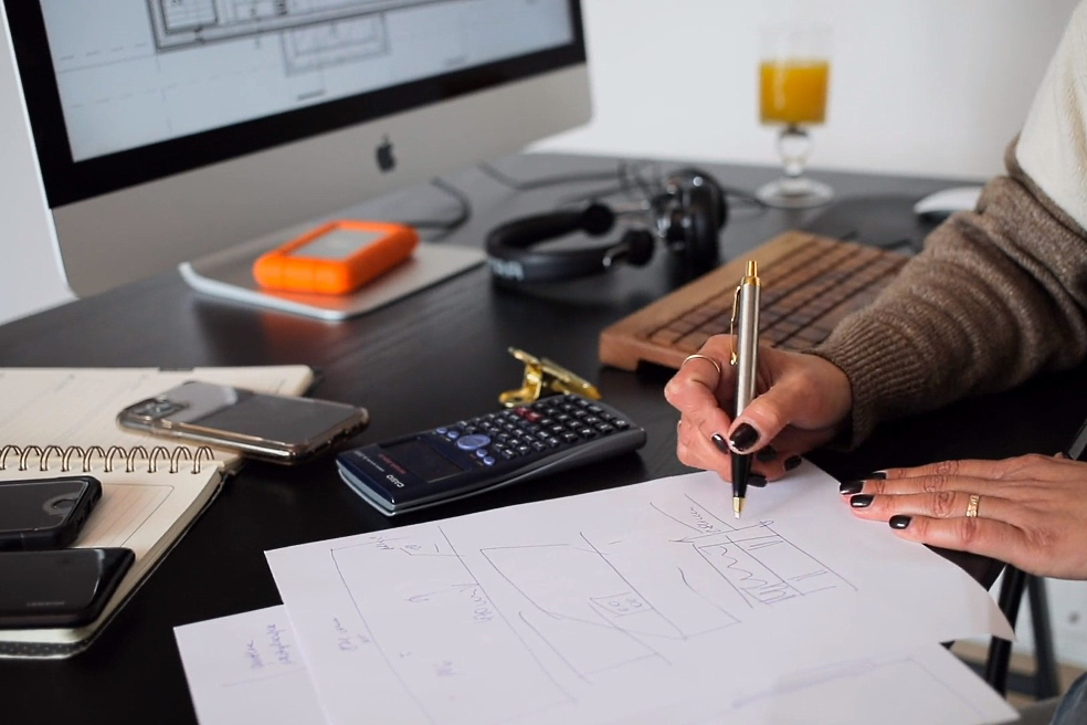 The choice of the right contractor determines the efficiency of investments, overall costs and adherence to the construction schedule The choice of the right contractor determines the efficiency of investments, overall costs and adherence to the construction schedule