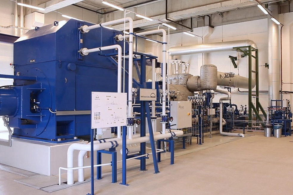 When building plants for the recycling of cars and other bulky waste, it is recommended to install hydraulic presses that press the waste against the knives When building plants for the recycling of cars and other bulky waste, it is recommended to install hydraulic presses that press the waste against the knives