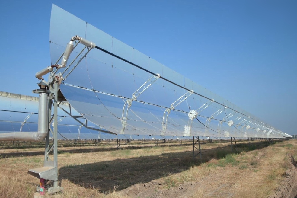 A large solar thermal power plant can consist of several hundreds of such independent circuits, connected into a single power system A large solar thermal power plant can consist of several hundreds of such independent circuits, connected into a single power system
