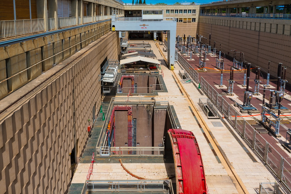 In addition to relatively modest investments, hydropower plants are also characterized by low requirements in terms of safety, automation, operating costs and personnel qualifications In addition to relatively modest investments, hydropower plants are also characterized by low requirements in terms of safety, automation, operating costs and personnel qualifications