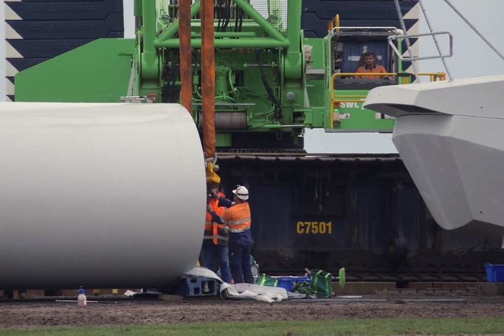 In 2019, the world's top 10 onshore wind turbine manufacturers, excluding Chinese Goldwind and Guodian, were either present in the Indian market or were in the process of entering the market In 2019, the world's top 10 onshore wind turbine manufacturers, excluding Chinese Goldwind and Guodian, were either present in the Indian market or were in the process of entering the market